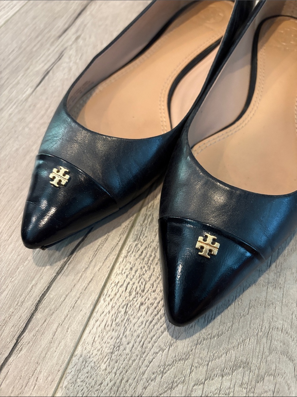 Tory Burch Black Pointed Leather Logo Flats - Picture 4 of 5